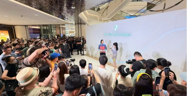 刘雯惊艳亮相武商MALL 共启户外美学新篇